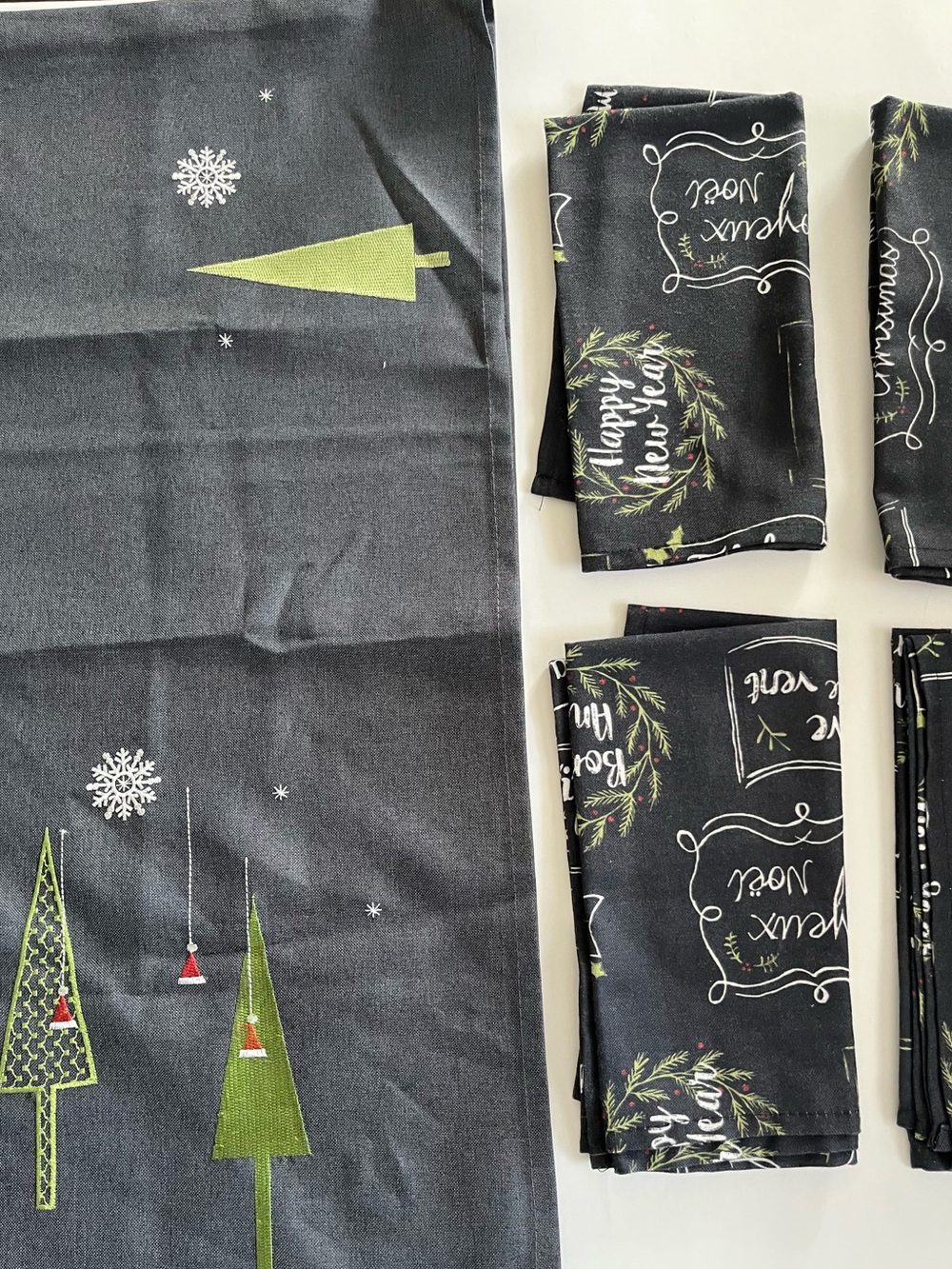 Simons Holiday Table Runner and Napkin Set